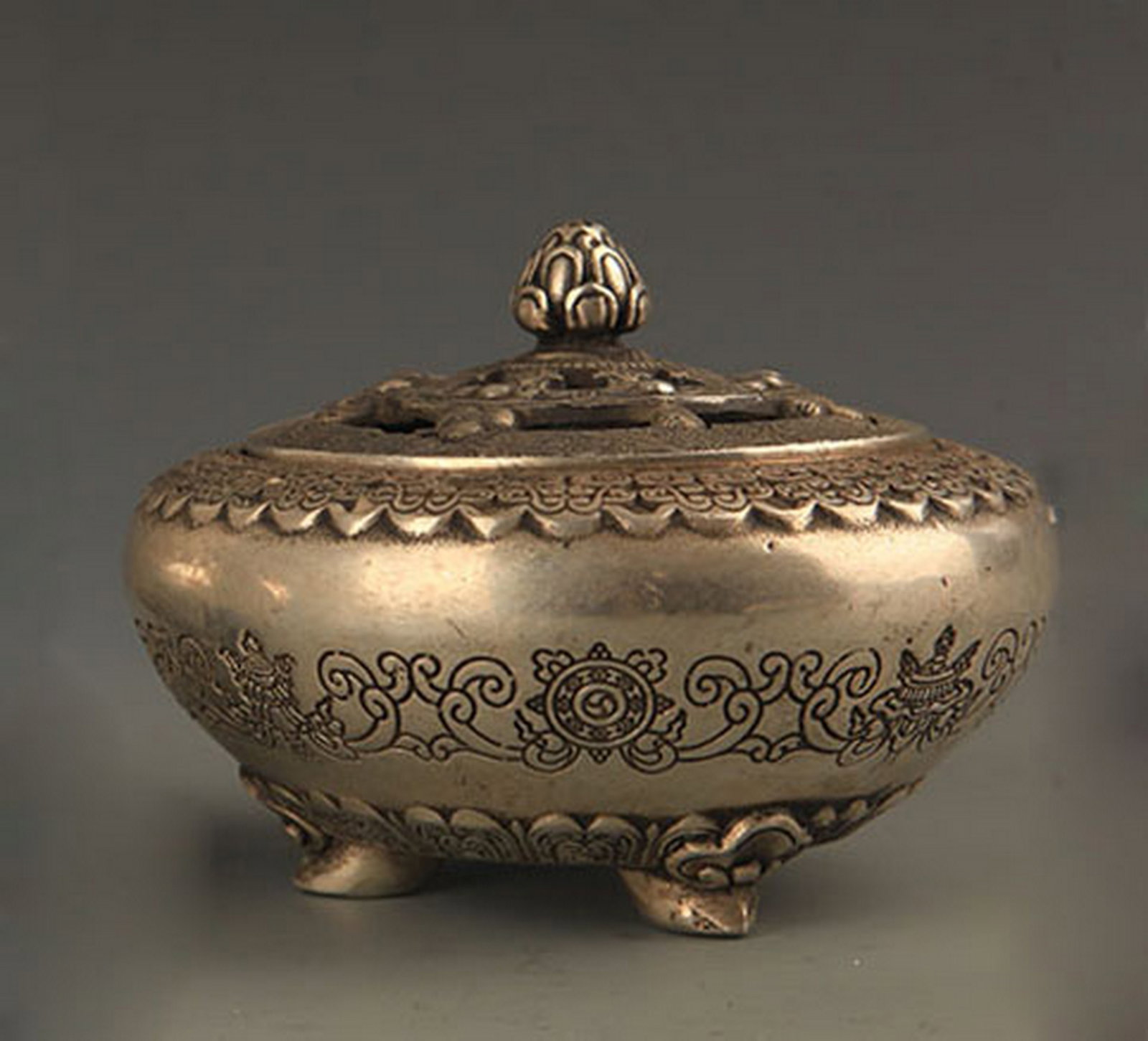 A FINELY CARVED BRONZE INCENSE BURNER: Qing Dynasty, High: 3.25 inch; Diameter: 3.0 inch