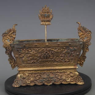 A FINE GILT BRONZE DRAGON HANDLE CENSER: Qing Dynasty, Long: 9.3 inch; Width: 3.3 inch; High: 8.1 inch