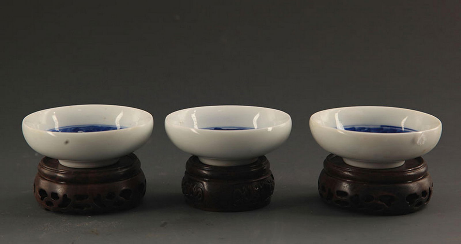 GROUP OF THREE BLUE AND WHITE PORCELAIN DISH (1 of 5)