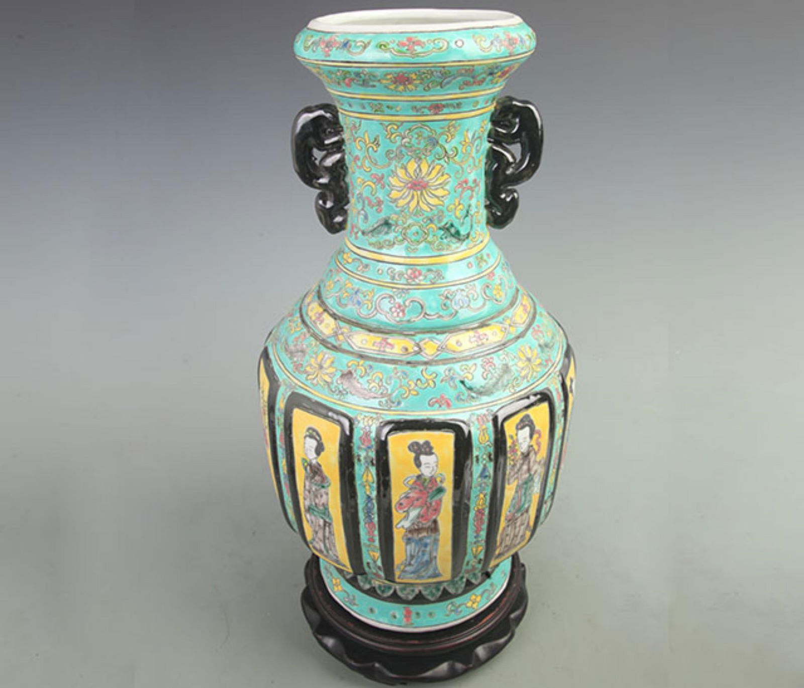 A LARGE GREEN GROUND DOUBLE EAR PORCELAIN VASE (1 of 5)