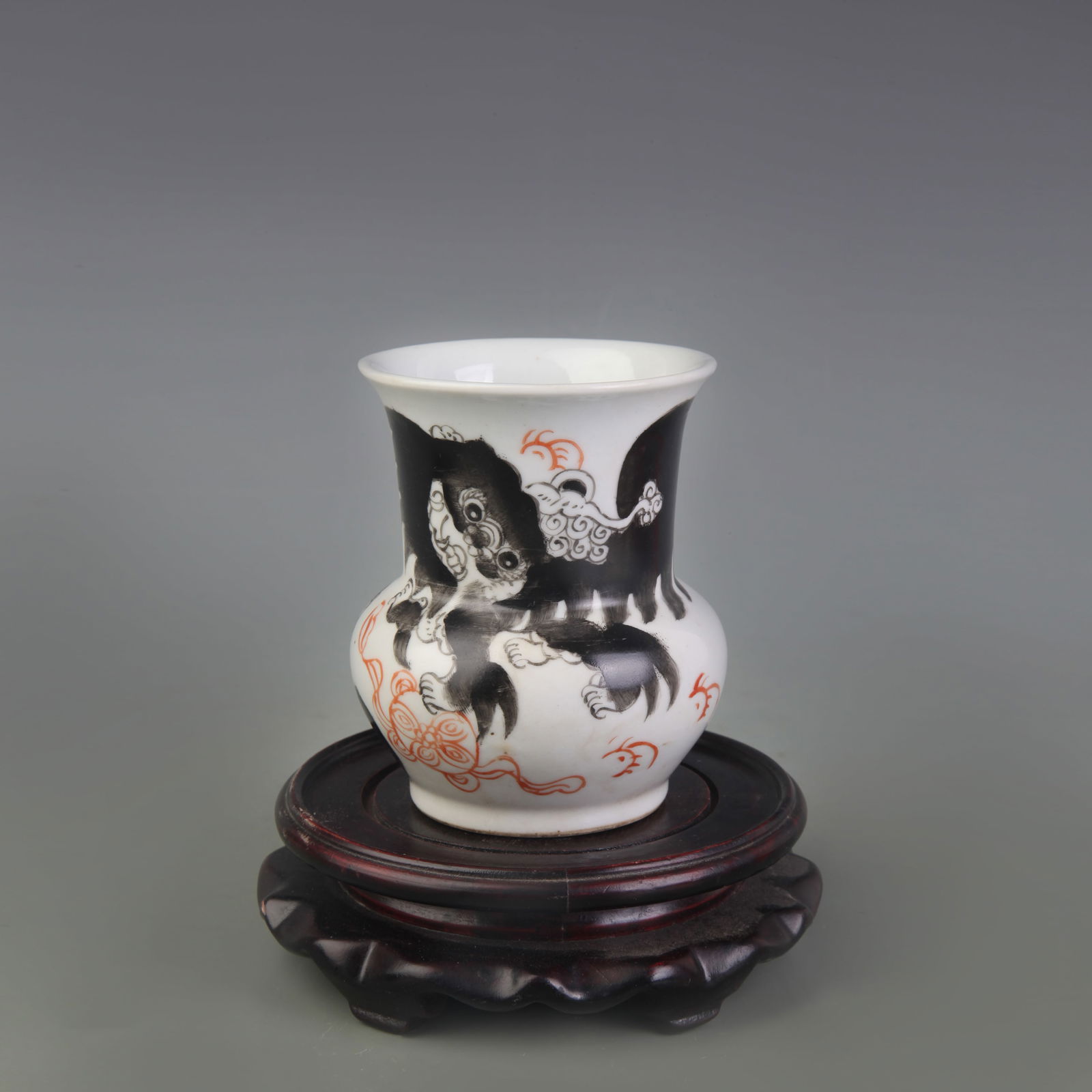 FAMILLE ROSE AUSPICIOUS BEAST PATTERN PORCELAIN TABLE WASTE BUCKET (1 of 5)