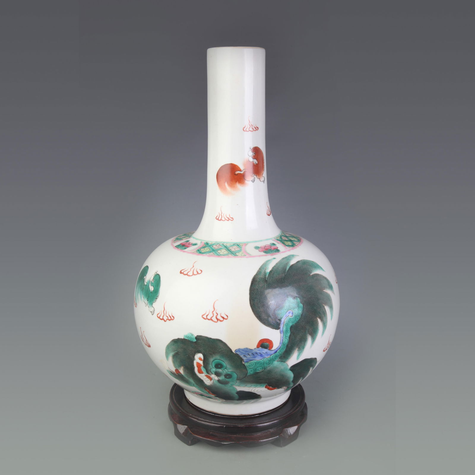 A FINE FAMILLE ROSE LION PLAYING PATTERN CELESTIAL GLOBE PORCELAIN VASE (1 of 5)