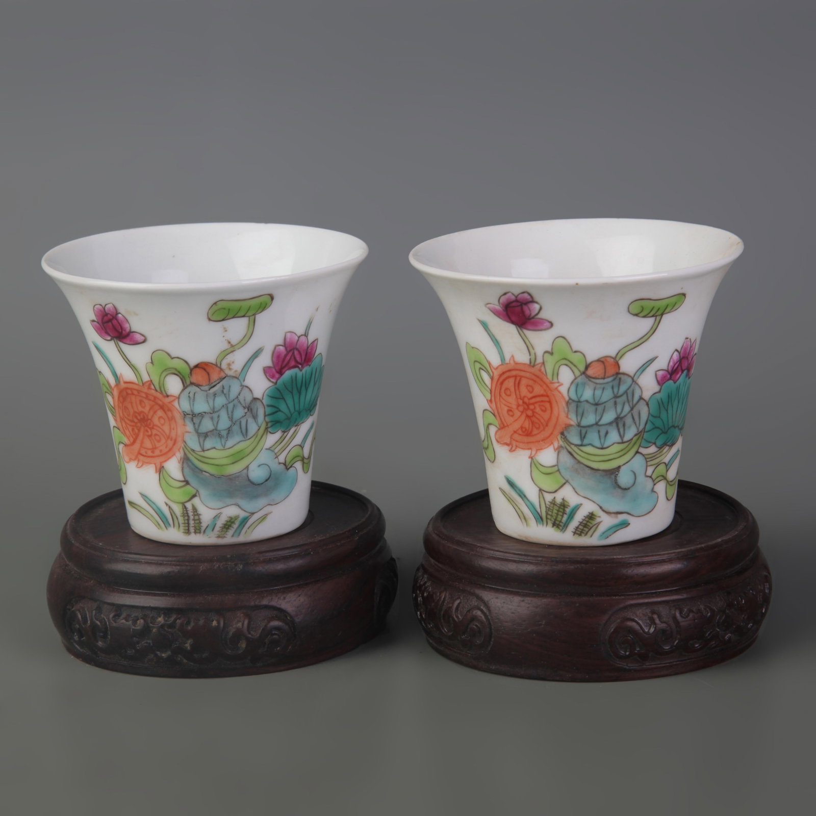 PAIR OF FAMILLE ROSE FLORAL PATTERN SMALL CUPS (1 of 6)