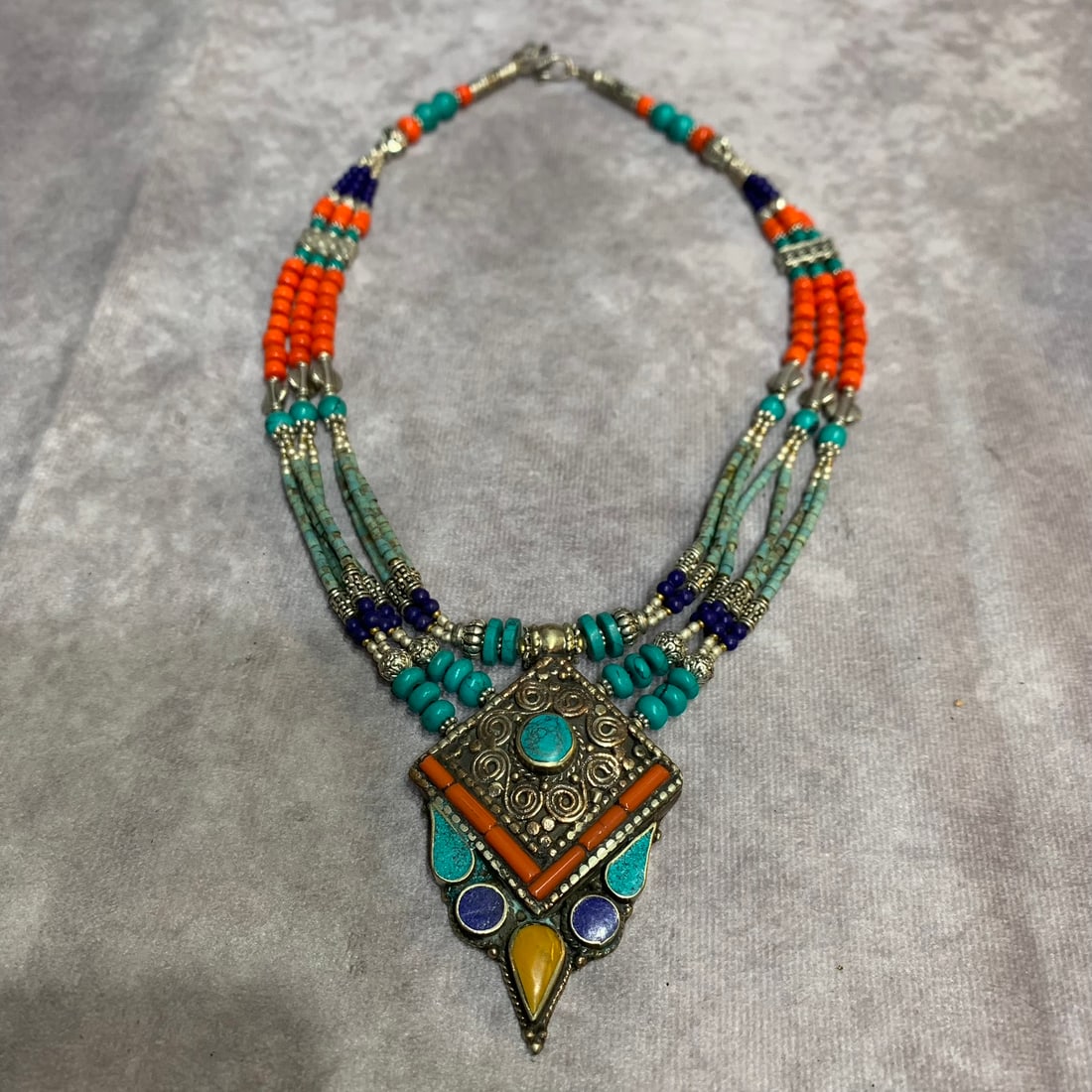 A FINE LAPIS LAZULI STONE NECKLACE WITH RED CORAL (1 of 3)