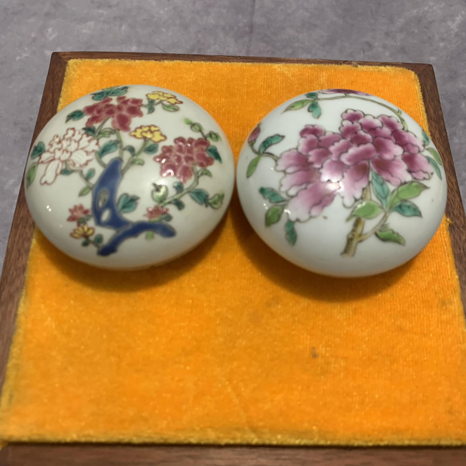 PAIR OF SMALL FAMILLE ROSE PORCELAIN BOX (1 of 3)