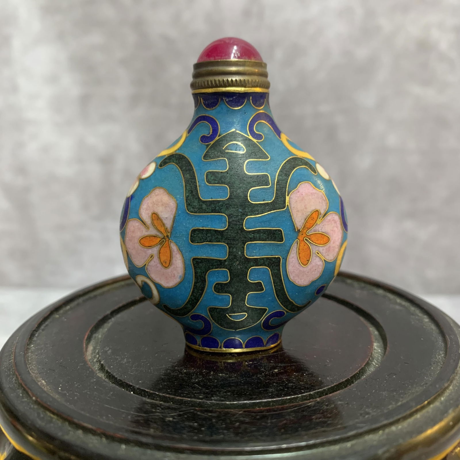 A FINE CLOISONNE ENAMEL MADE BRONZE SNUFF BOTTLE (1 of 4)