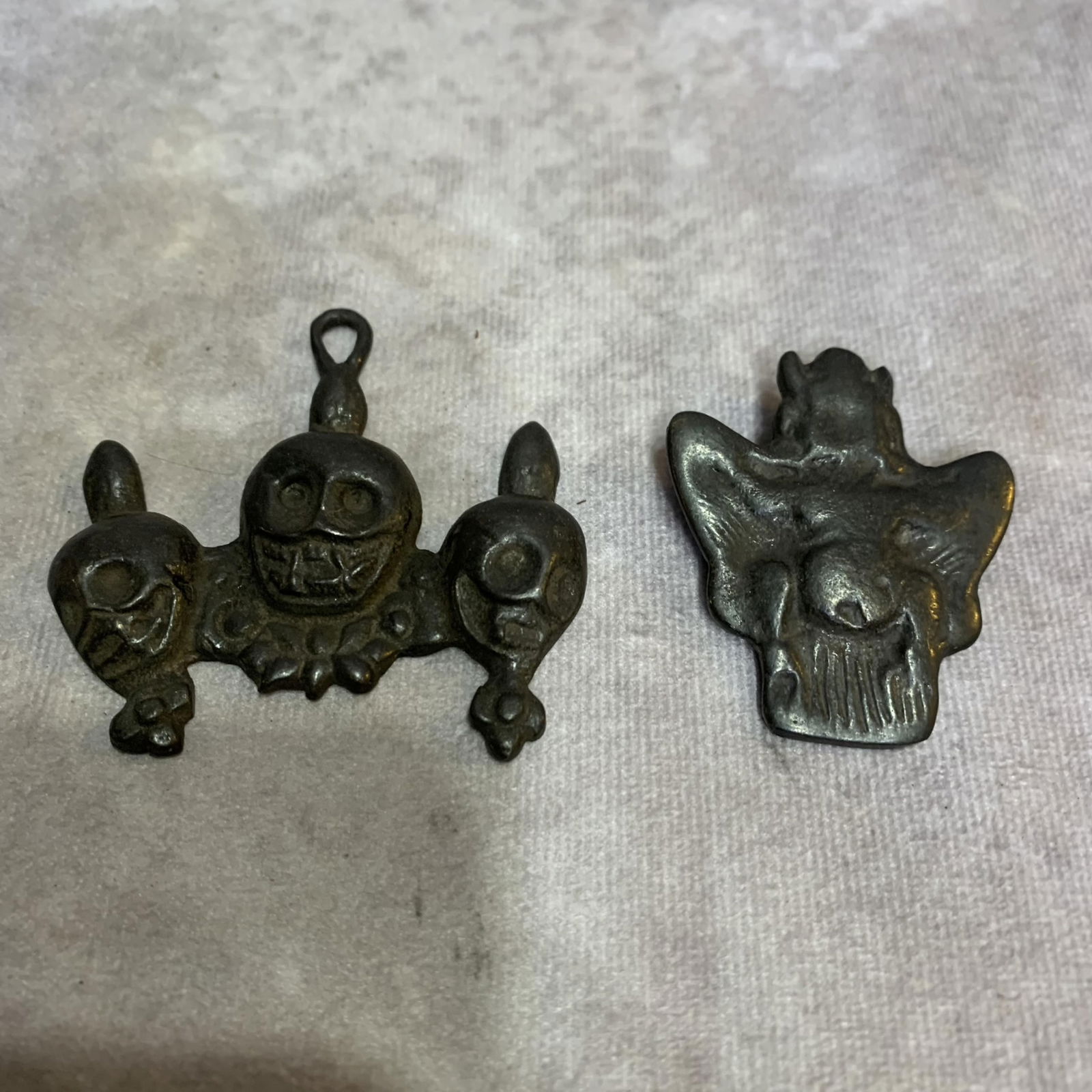 GROUP OF TWO SMALL TIBETAN BRONZE PENDANT (1 of 4)