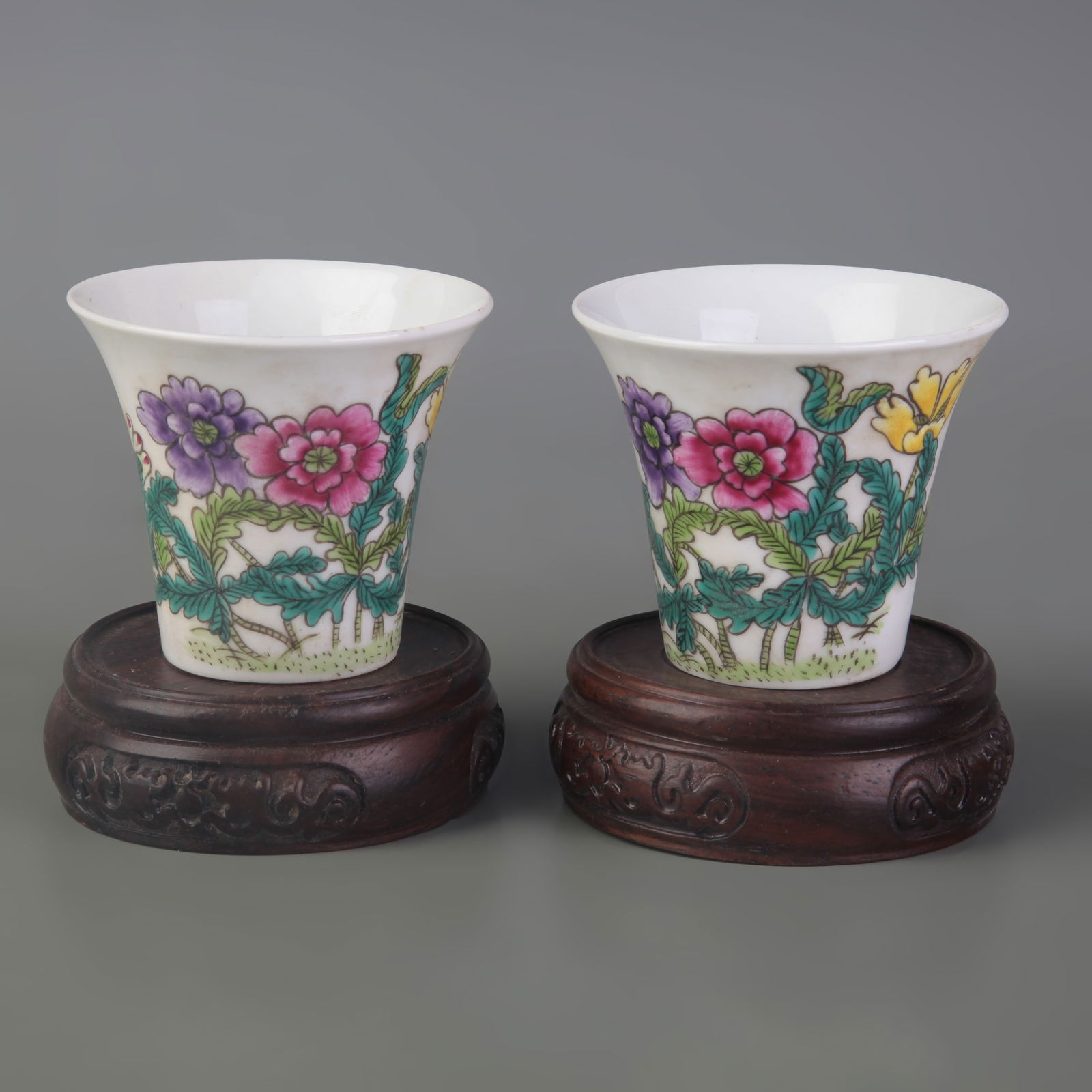 PAIR OF SMALL FAMILLE ROSE FLORAL PATTERN SMALL BOWLS (1 of 6)
