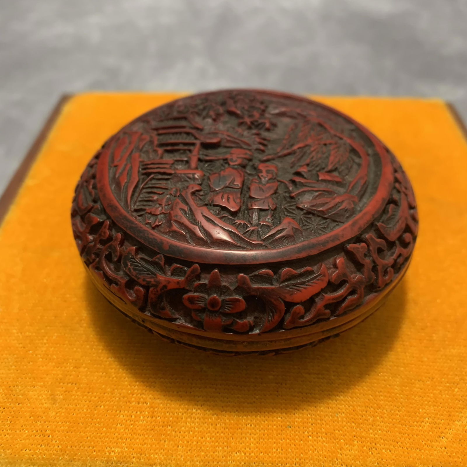 A SMALL FINELY CARVED RED CARVED LACQUER BOX (1 of 4)