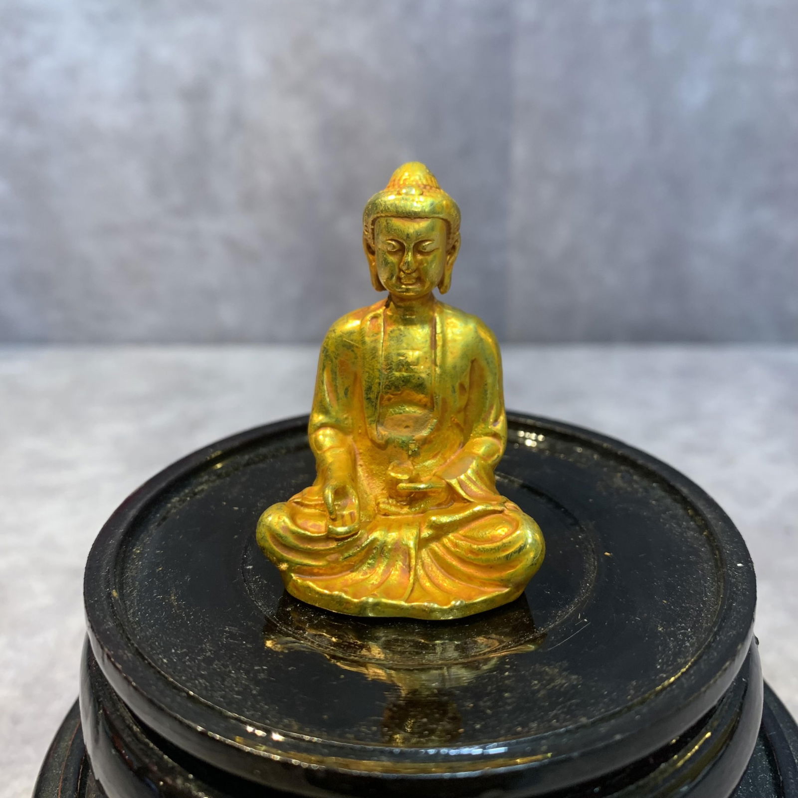 A FINE SMALL GILT BRONZE BUDDHA STATUE (1 of 5)