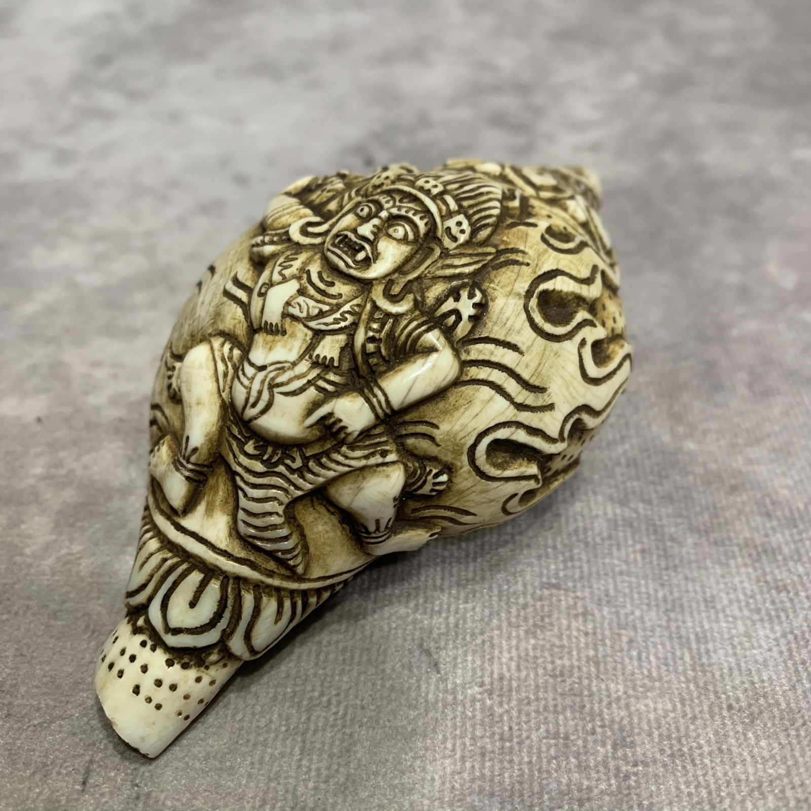 A FINELY CARVED TIBETAN BUDDHISM CONCH (1 of 7)