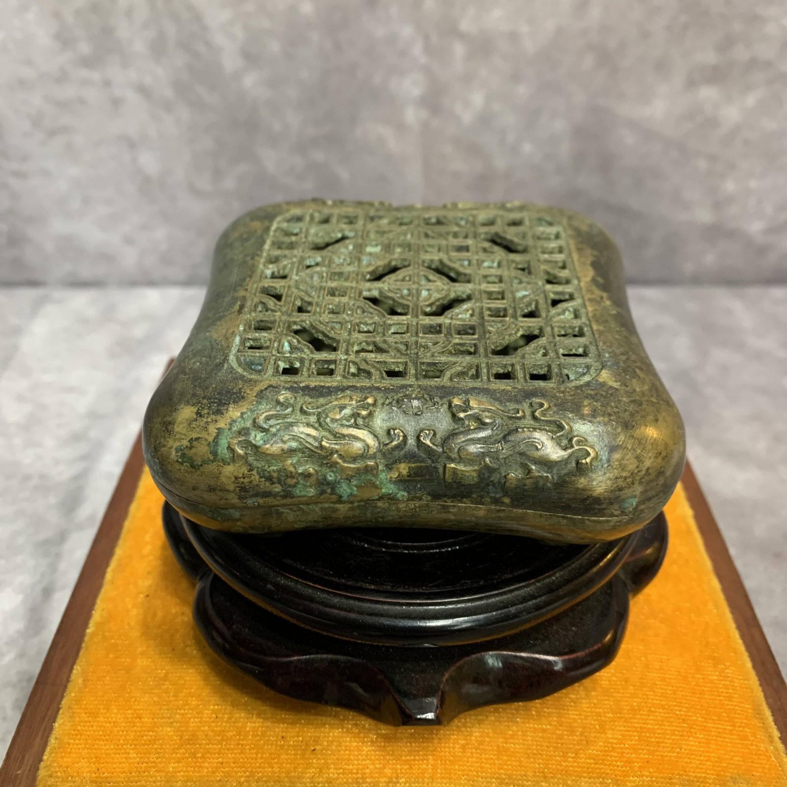 A FINE TIGER CARVING SQURE BRONZE CENSER: 20th Century; High: 1.4 inch; Width: 3.7 inch; Long: 3.7 inch