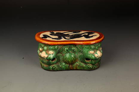 A FINE SAN CAI COLOR LION FIGURE PORCELAIN PILLOW: Song Dynasty Style, High:3.25 inch; Width:4.0 inch; Long: 6.75 inch;