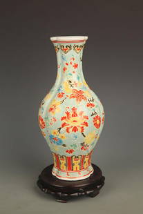 A FINE FAMILLE ROSE LOTUS FLOWER PATTERN PORCELAIN VASE: Qing Dynasty, High:11.25inch; Diameter: 2.75inch;