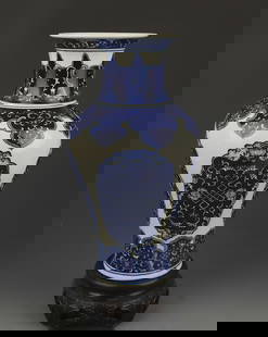 BLUE AND WHITE GUAN YIN STYLE PORCELAIN VASE: Qing Dynasty Qianlong Period, High:12.5 inch; Diameter: 4.75 inch;