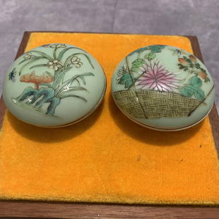 PAIR OF PEACH PATTERN SMALL PORCELAIN BOX: Qing Dynasty; Long: 1.3 inch; Width:2.7 inch; High:2.7 inch;