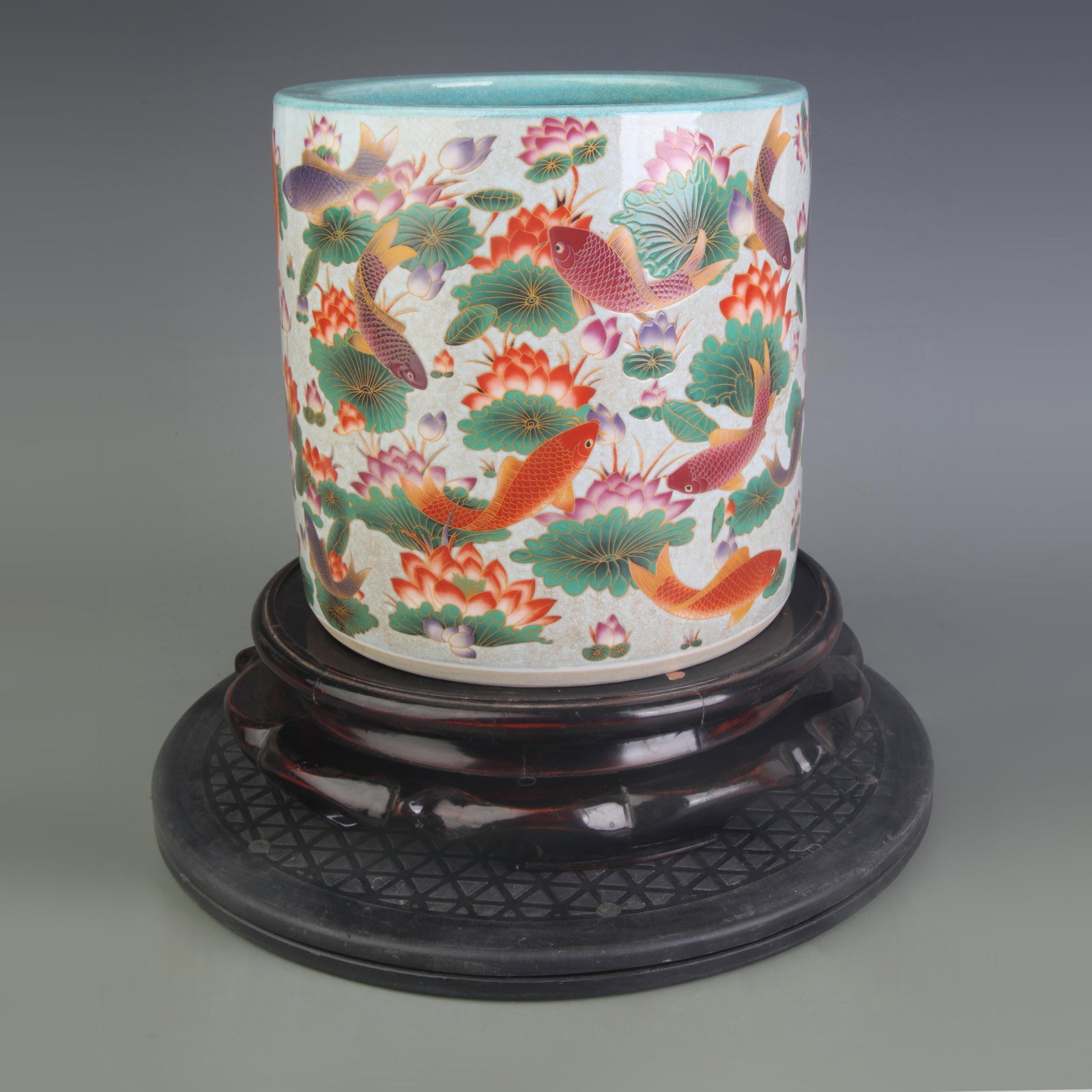 FAMILLE ROSE GREEN-GROUND FISH PATTERN PEN HOLDER: Qing Dynasty; Diameter: 7.6 inch; High:7.6 inch;