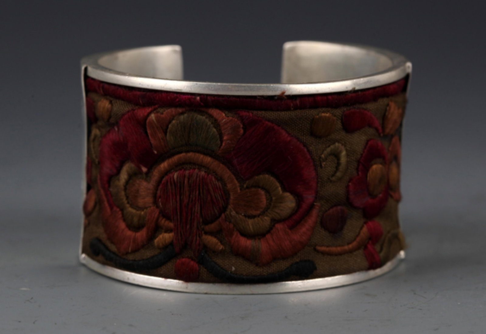 A FINE SILVER PLATED CHINESE BANGLE: 20th Century, Long: 7.1 inch; Width:1.5 inch;