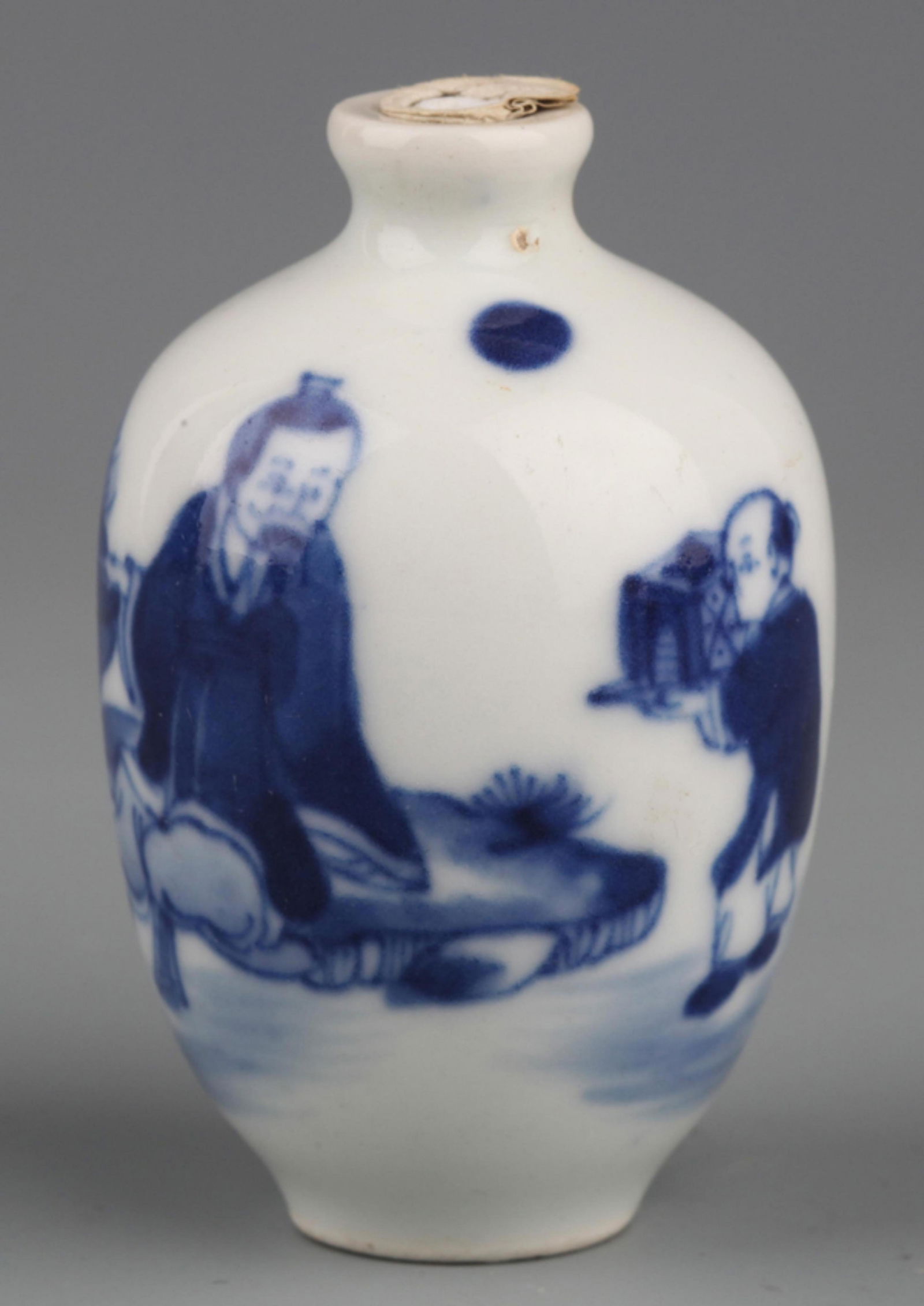 A FINE BLUE AND WHITE PORCELAIN MADE SNUFF BOTTLE (1 of 3)
