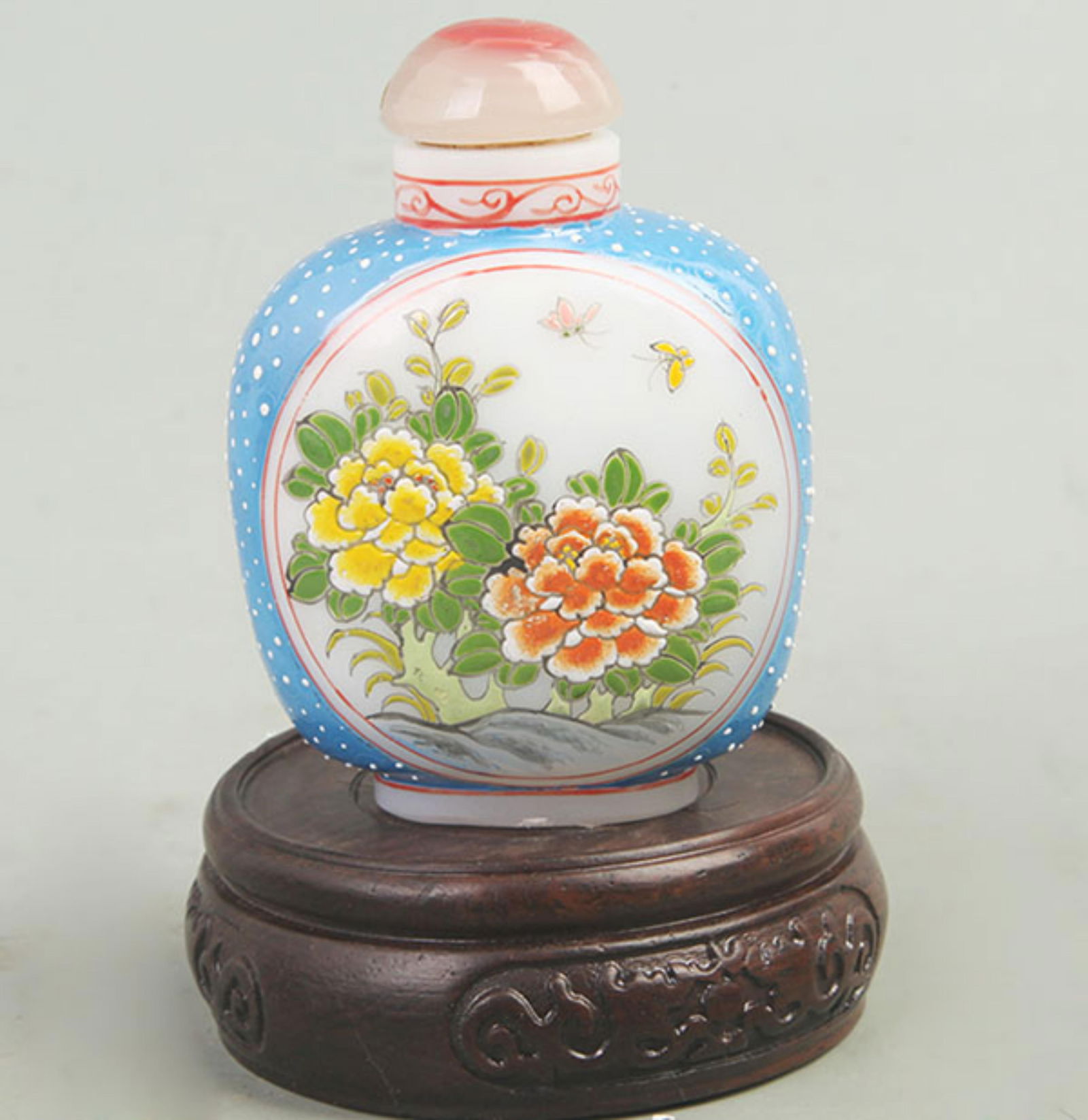 A FINE GLASS MADE SNUFF BOTTLE (1 of 5)