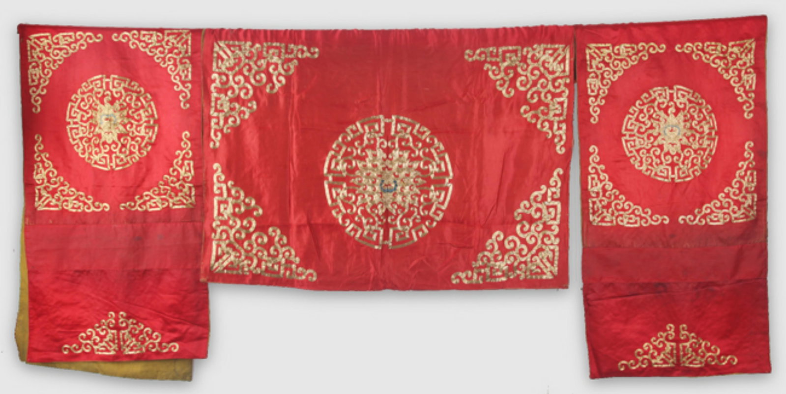 A FINE GOLD-EMBROIDERED OPERA COSTUME: Qing Dynasty,Long:66.5 in; Width:18.00 in
