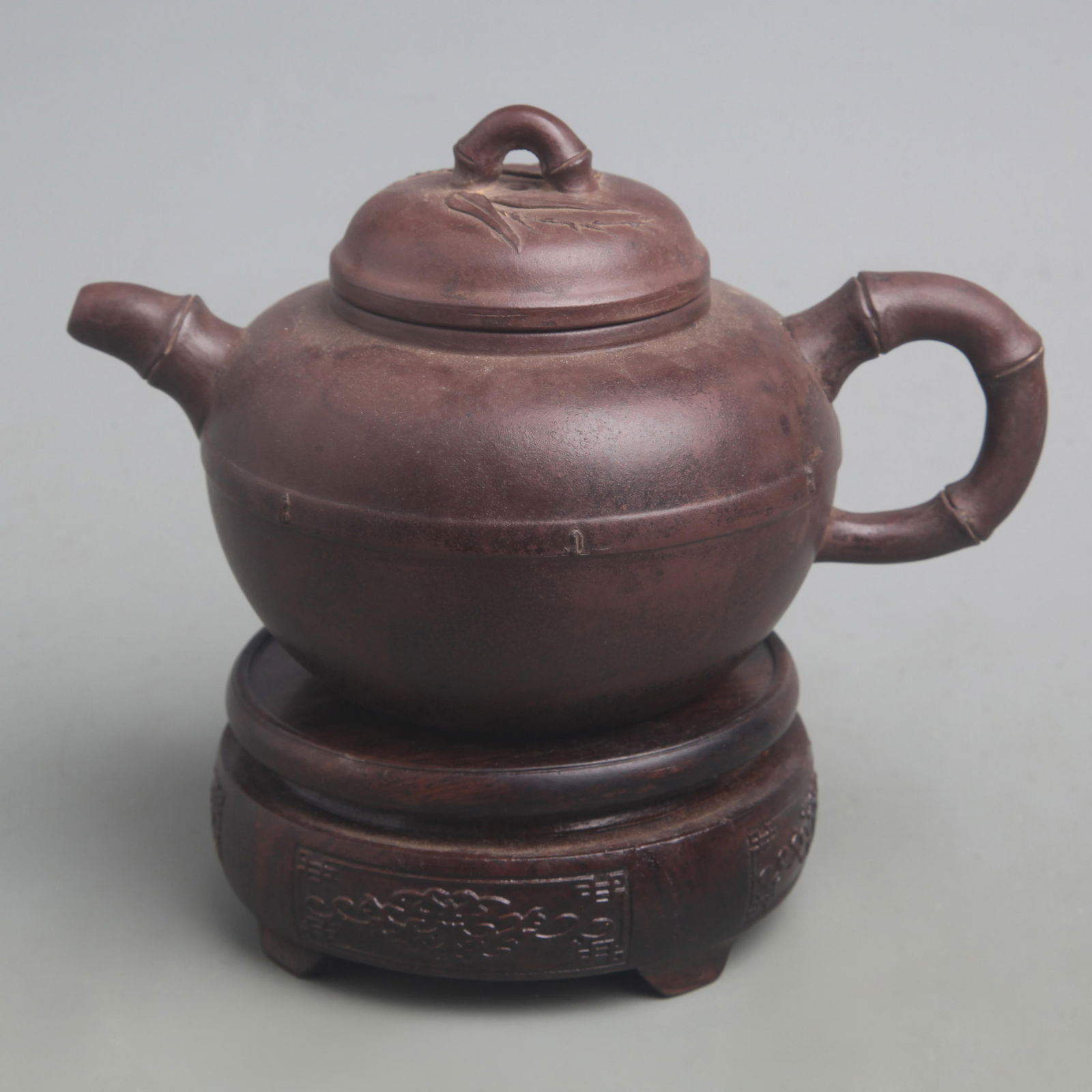 A FINELY MADE ZI SHA TEAPOT (1 of 4)
