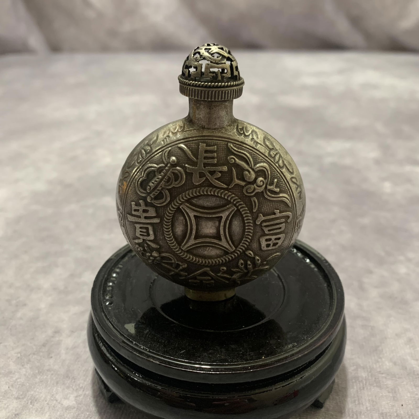 A FINE SMALL WHITE BRONZE SNUFF BOTTLE (1 of 6)