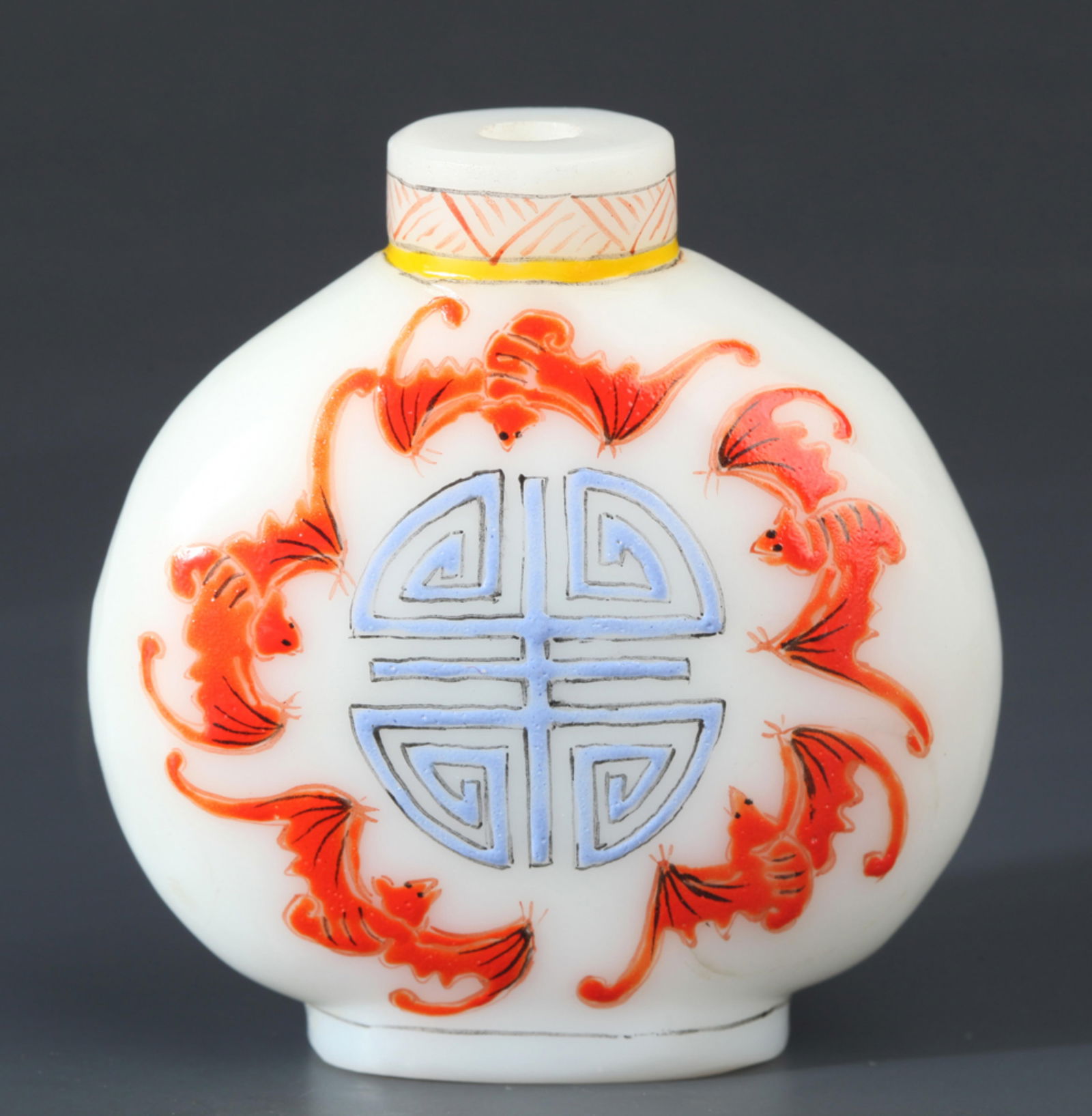 A FINE GLASS MADE SNUFF BOTTLE (1 of 3)