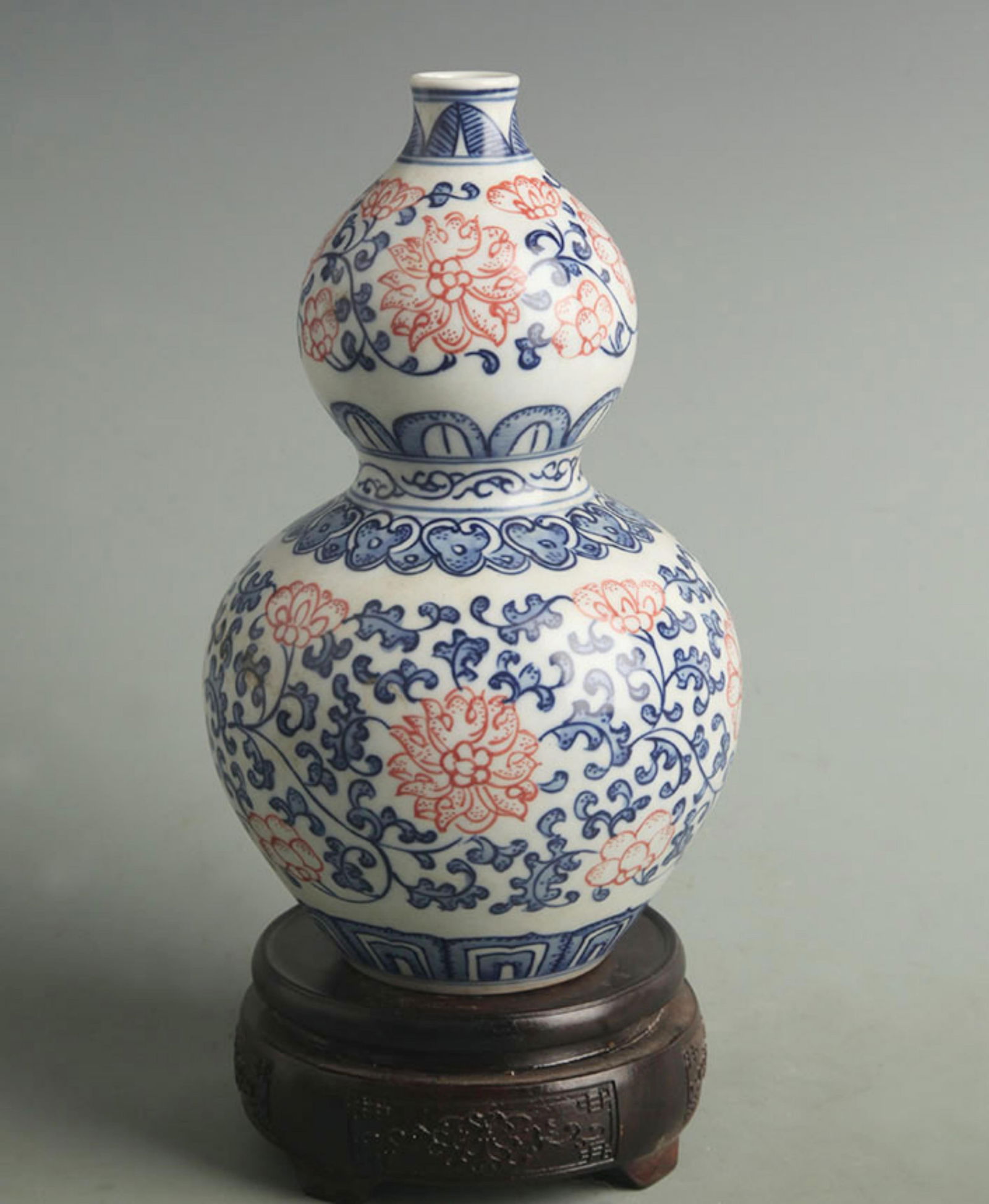 BLUE AND WHITE WITH UNDERGLAZE RED GROUND LOTUS PATTERN PORCELAIN VASE (1 of 5)