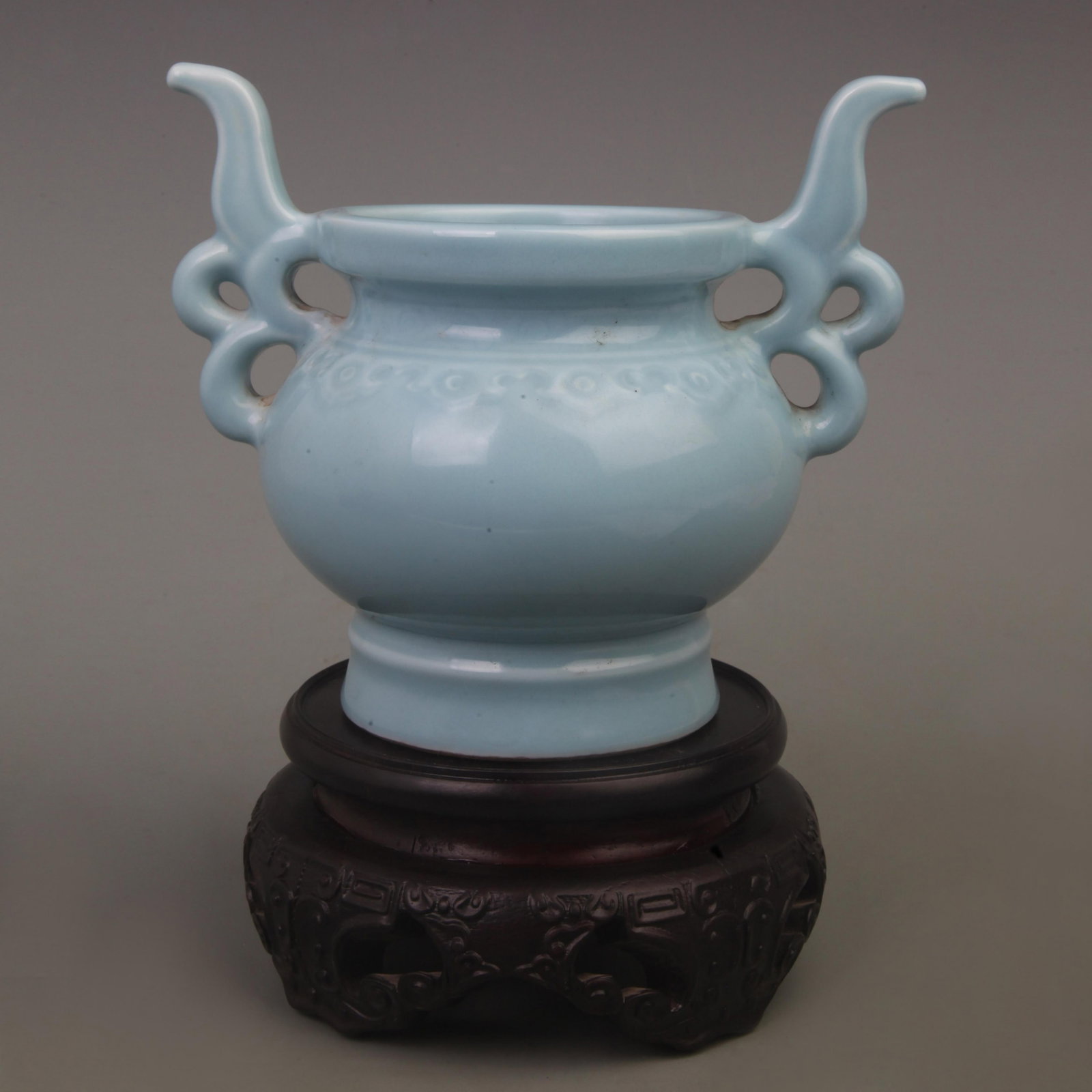 A FINE SKY BLUE GLAZE PORCELAIN INCENSE BURNER: Qing Dynasty; Width: 7.0 inch; High: 6.0 inch