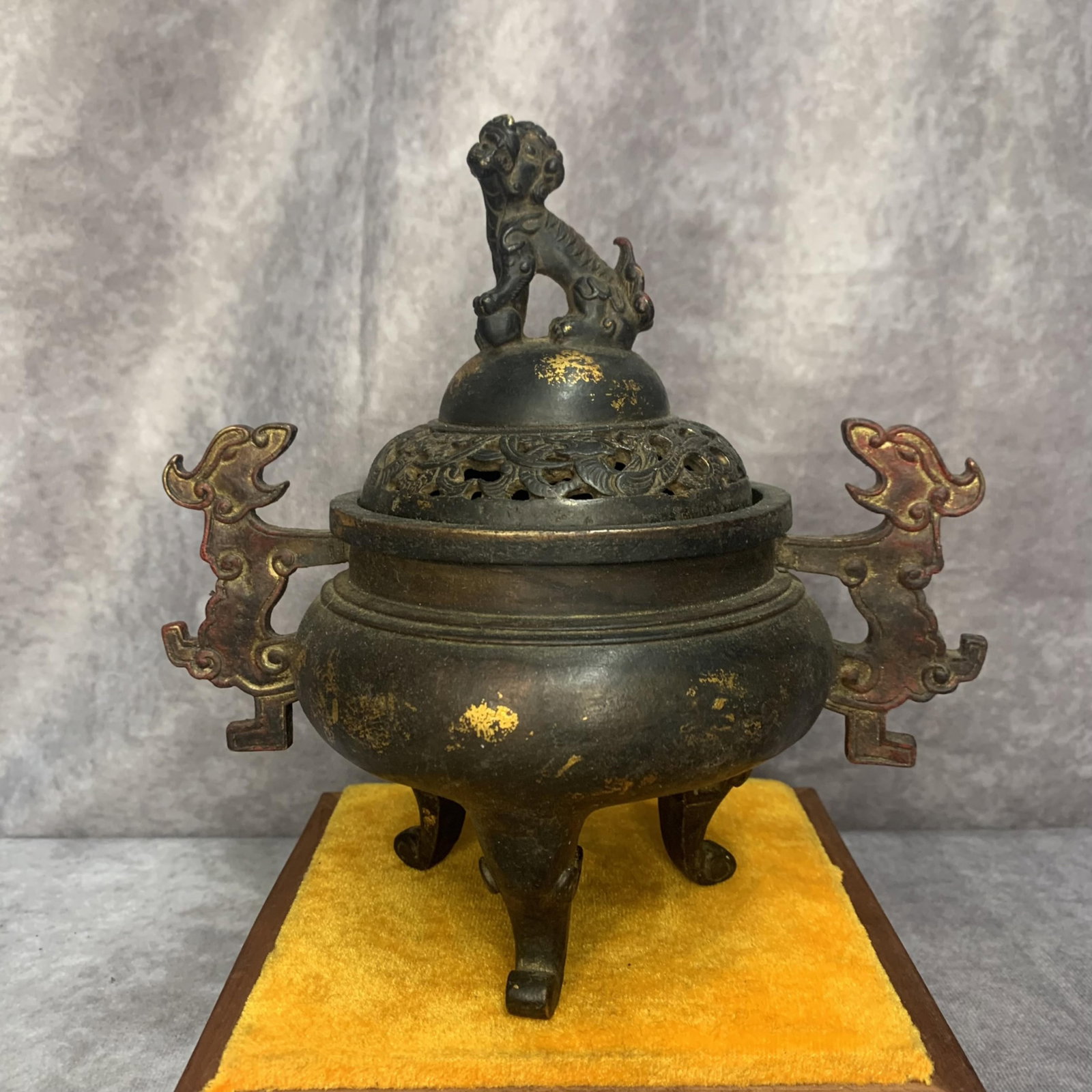 A FINE BRONZE BEAST TOP AND ANIMAL EAR INCENSE BURNER: 20th Century; High: 7.7 inch; Width: 7.7 inch; Long: 5.0 inch