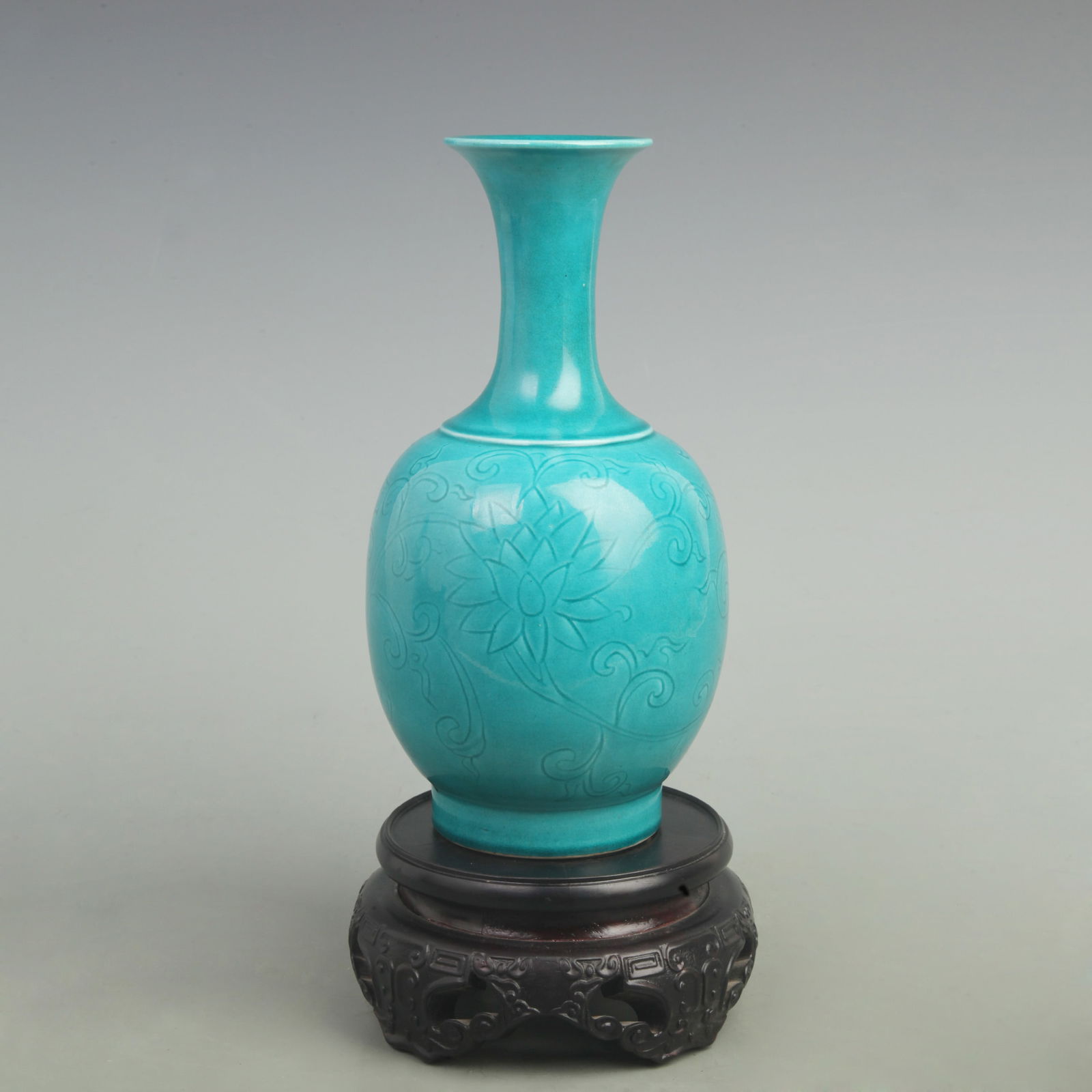 GREEN GROUND FLORAL PATTERN PORCELAIN VASE (1 of 5)