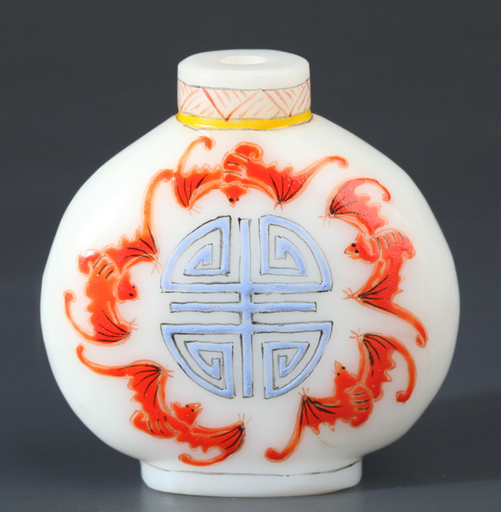 A FINE GLASS MADE SNUFF BOTTLE (1 of 3)