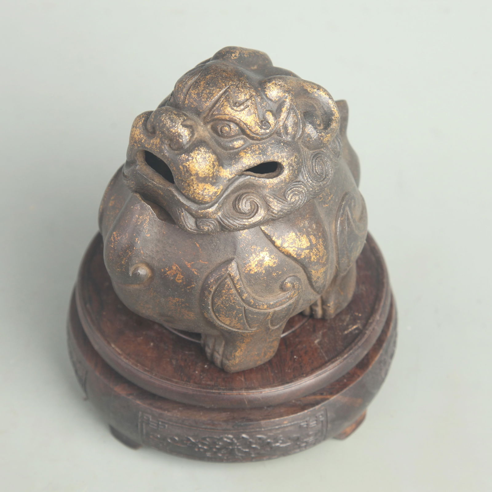 A FINE GILDED BRONZE LION FIGURE CENSER (1 of 5)