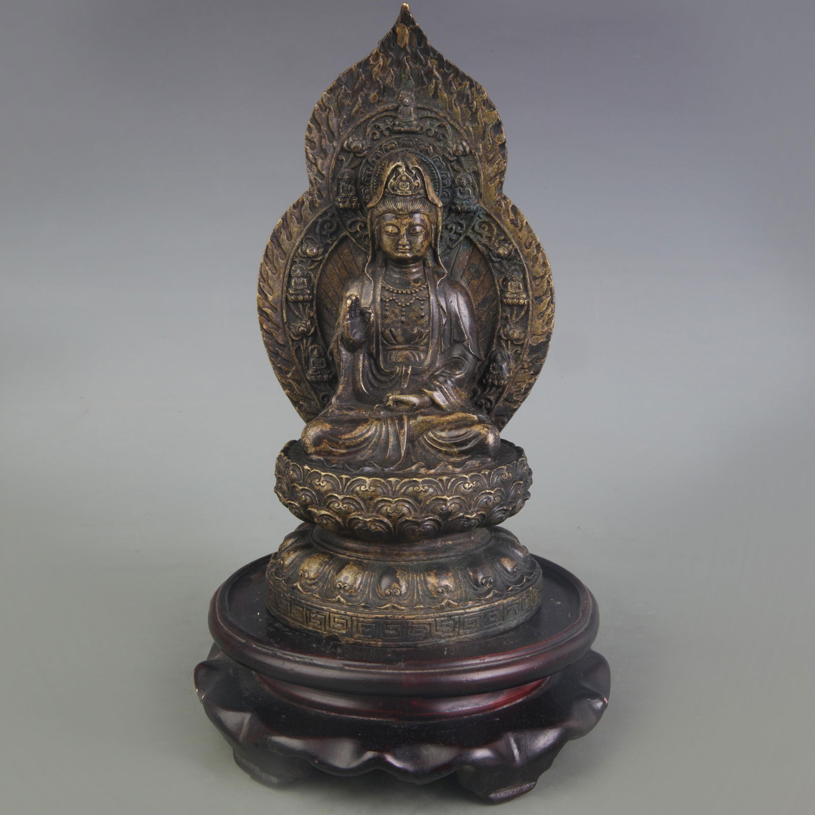 A FINE BRONZE SEATED GUANYIN STATUE (1 of 5)