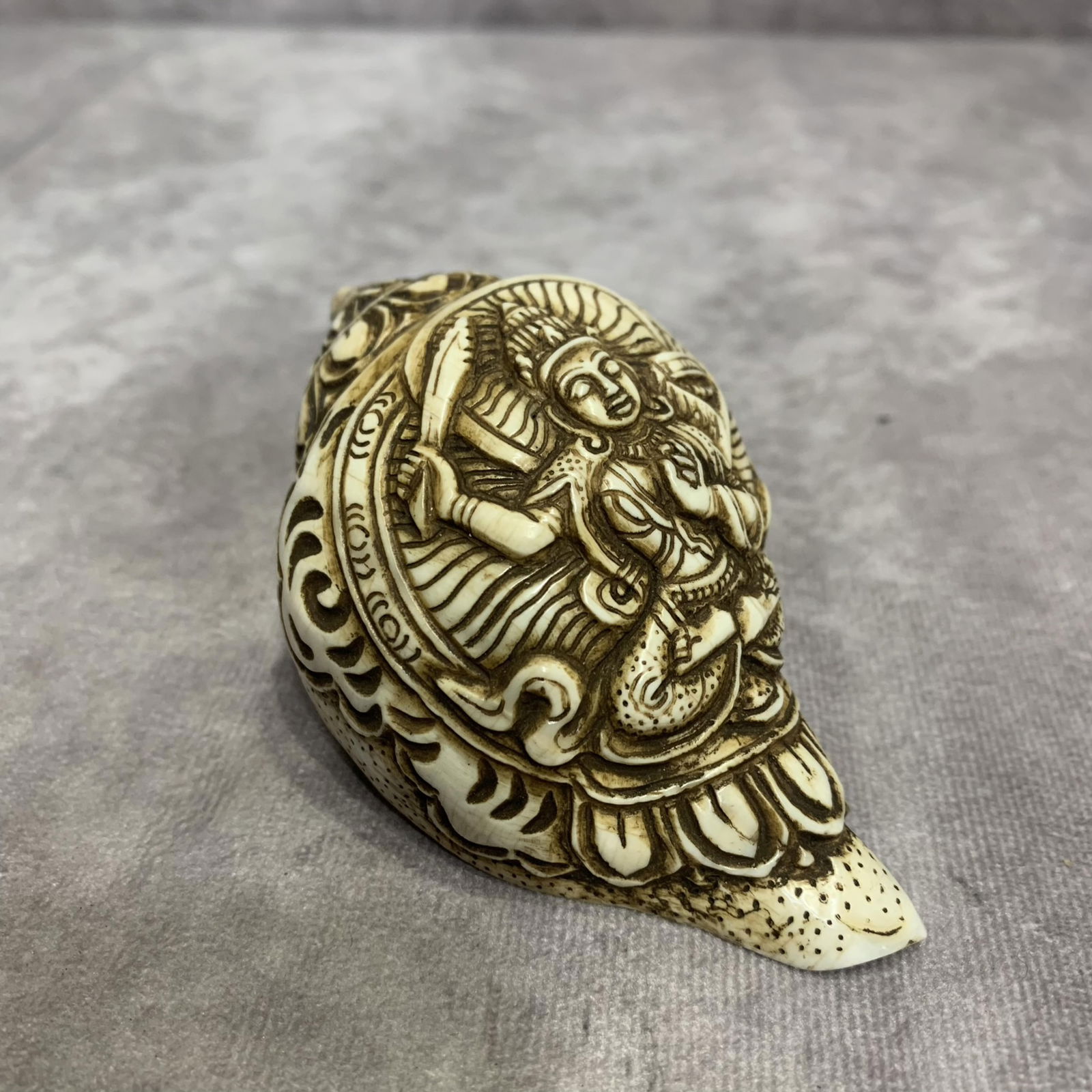 A FINELY CARVED TIBETAN BUDDHISM CONCH (1 of 6)
