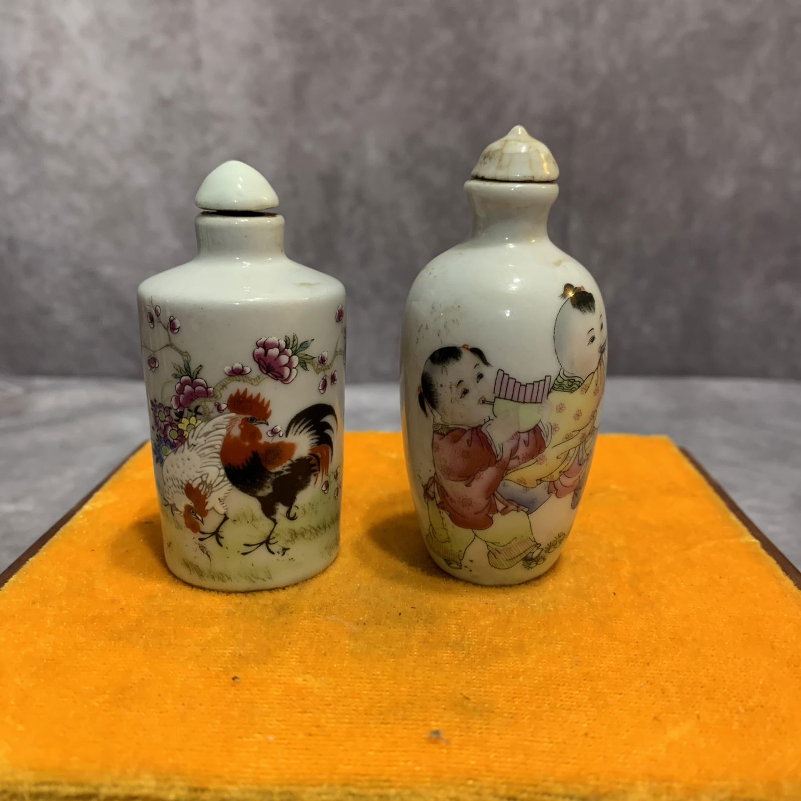 PAIR OF FINELY PAINTED PORCELAIN SNUFF BOTTLE (1 of 6)