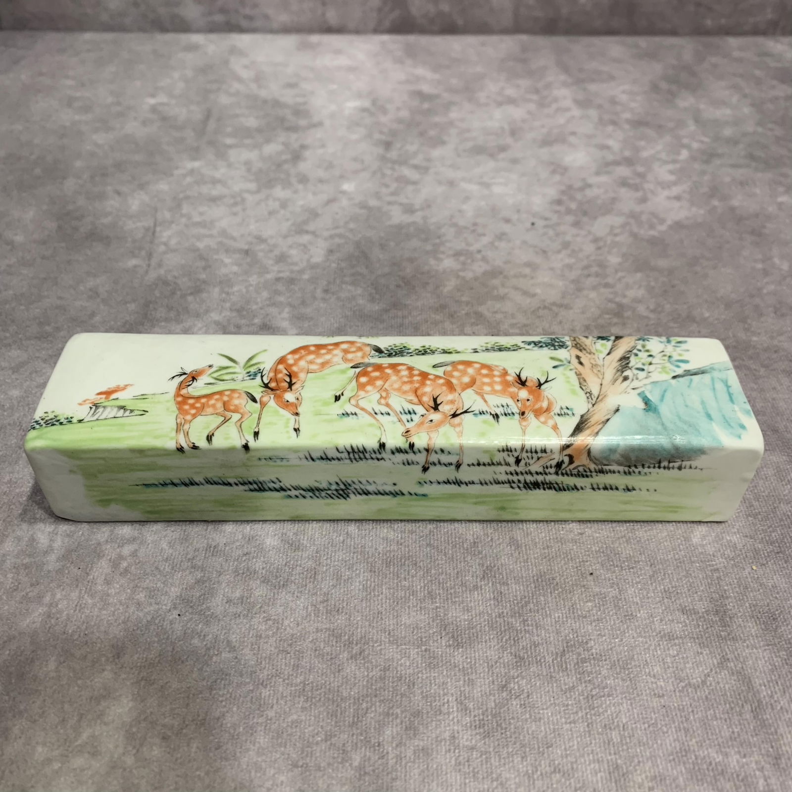 A FINE FAMILLE ROSE DEER PATTERN PORCELAIN PAPER WEIGHT (1 of 7)