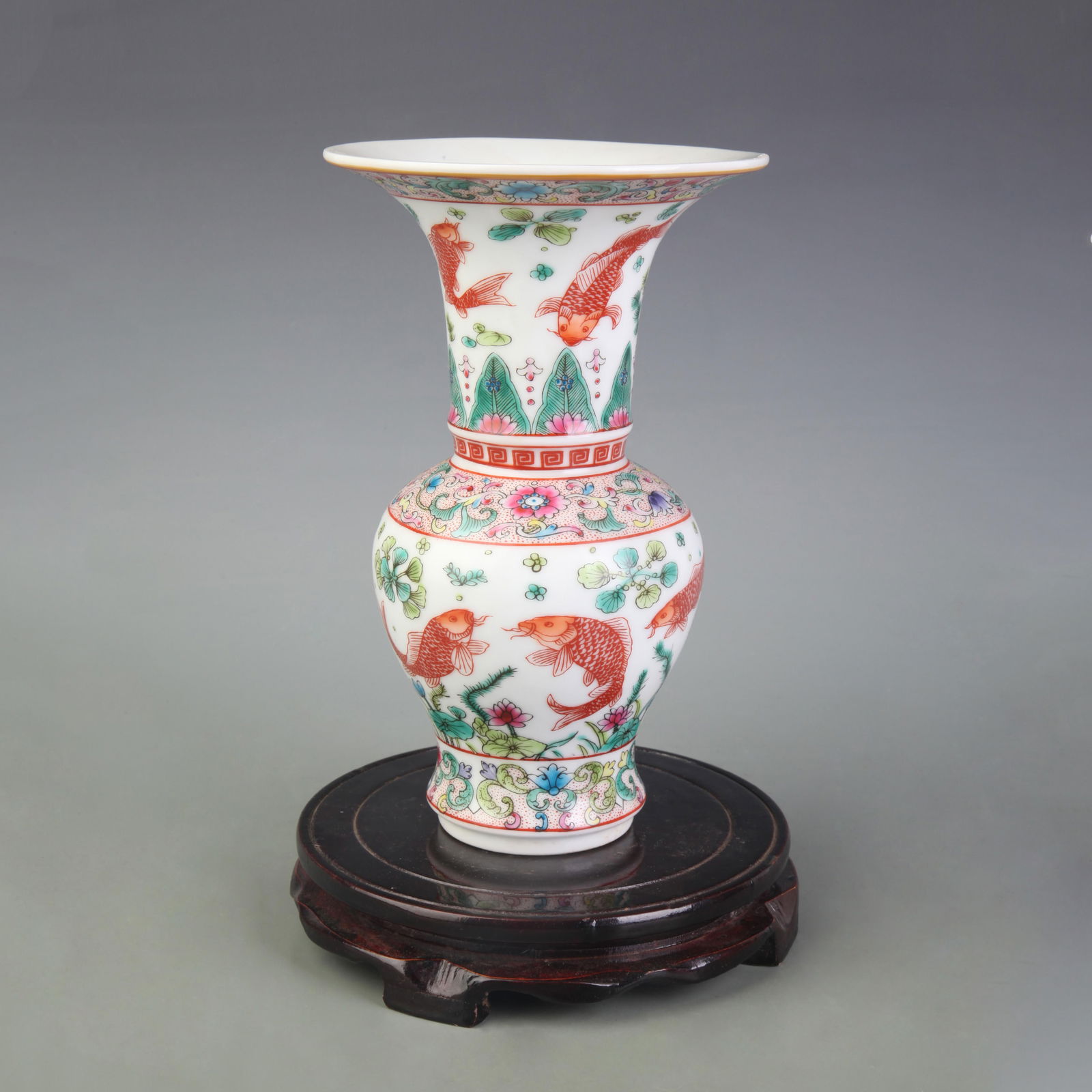 A FINE FAMILLE ROSE FISH AND AQUATIC PLANTS PATTERN FLOWER VASE (1 of 5)