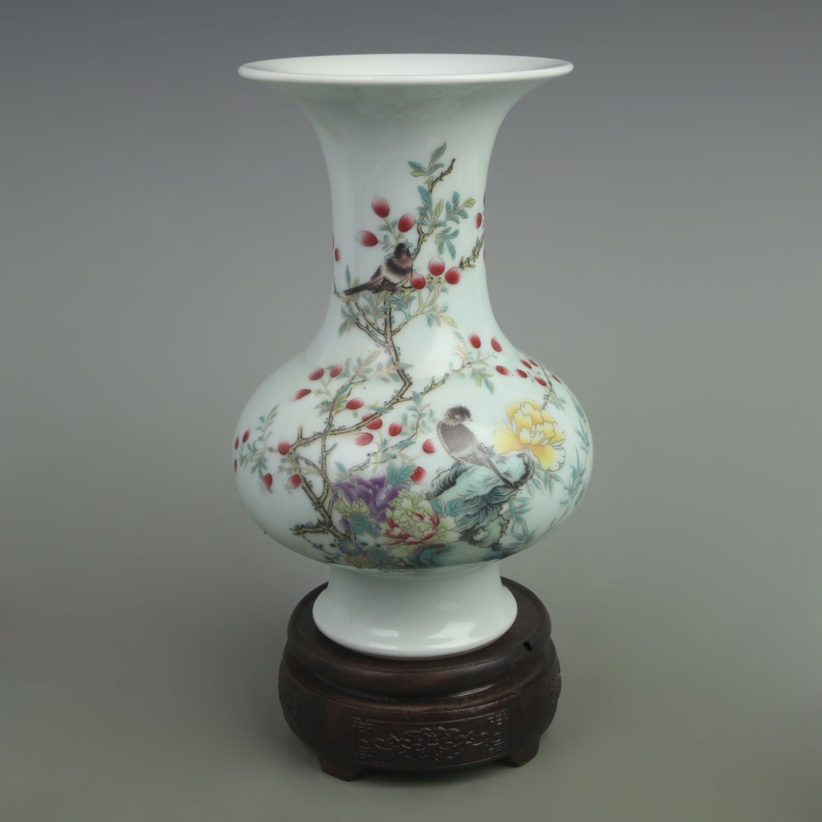 A FINE FAMILLE ROSE LIGHT BLUE COLOR FLOWER PATTERN PORCELAIN VASE (1 of 5)