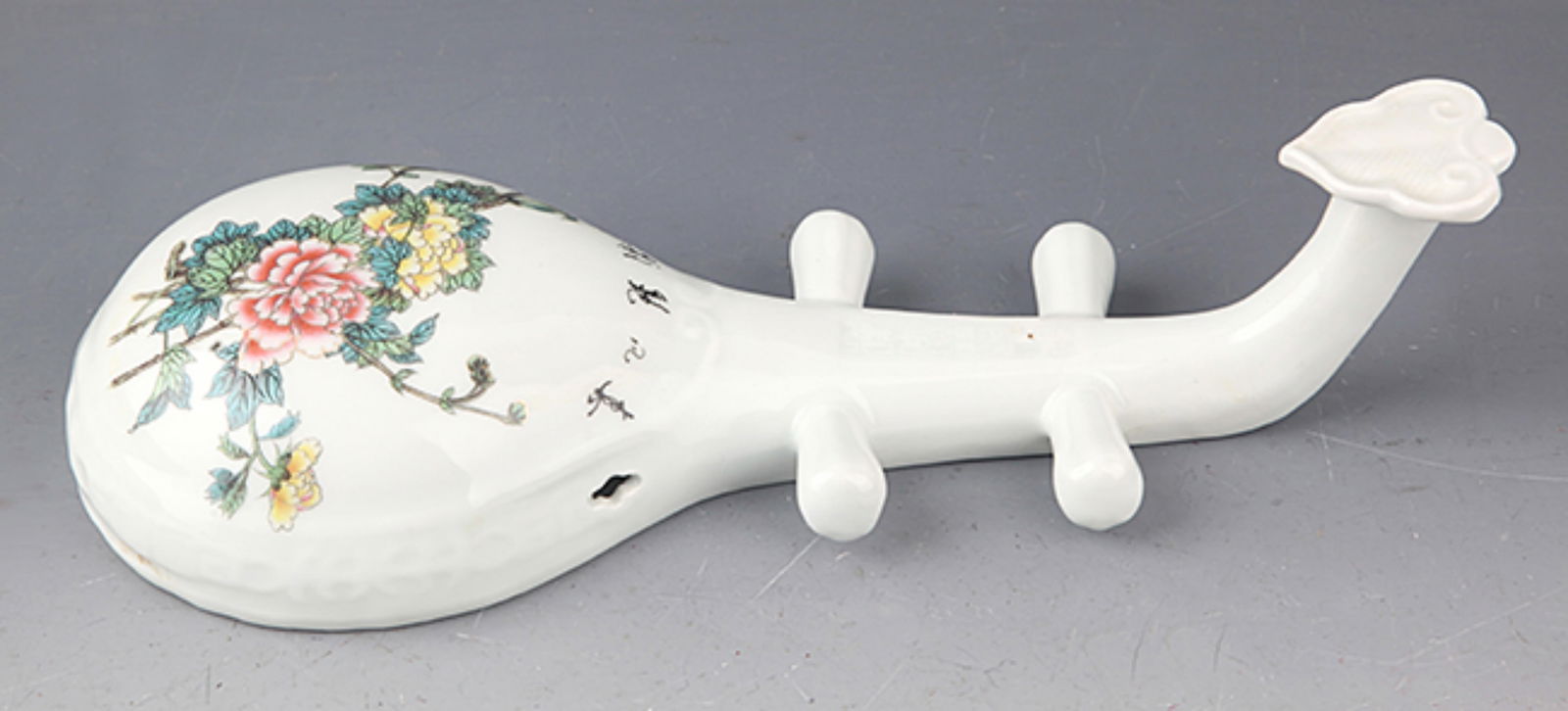 A FINE PORCELAIN LUTE PATTERN FIGURE: Republic Period, Long: 11.5 inch; Width: 4.25 inch;
