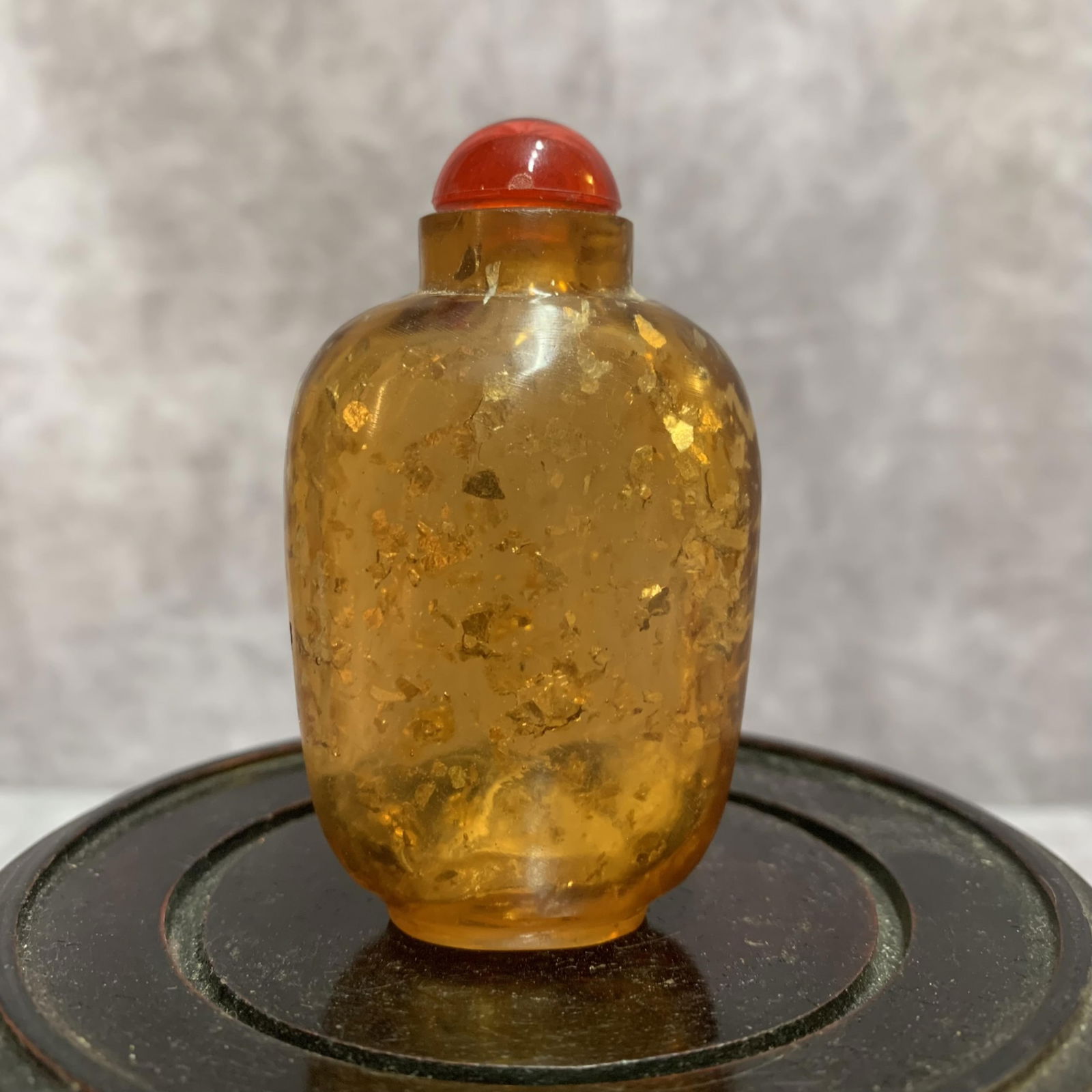 A FINE GLASS MADE SNUFF BOTTLE (1 of 4)