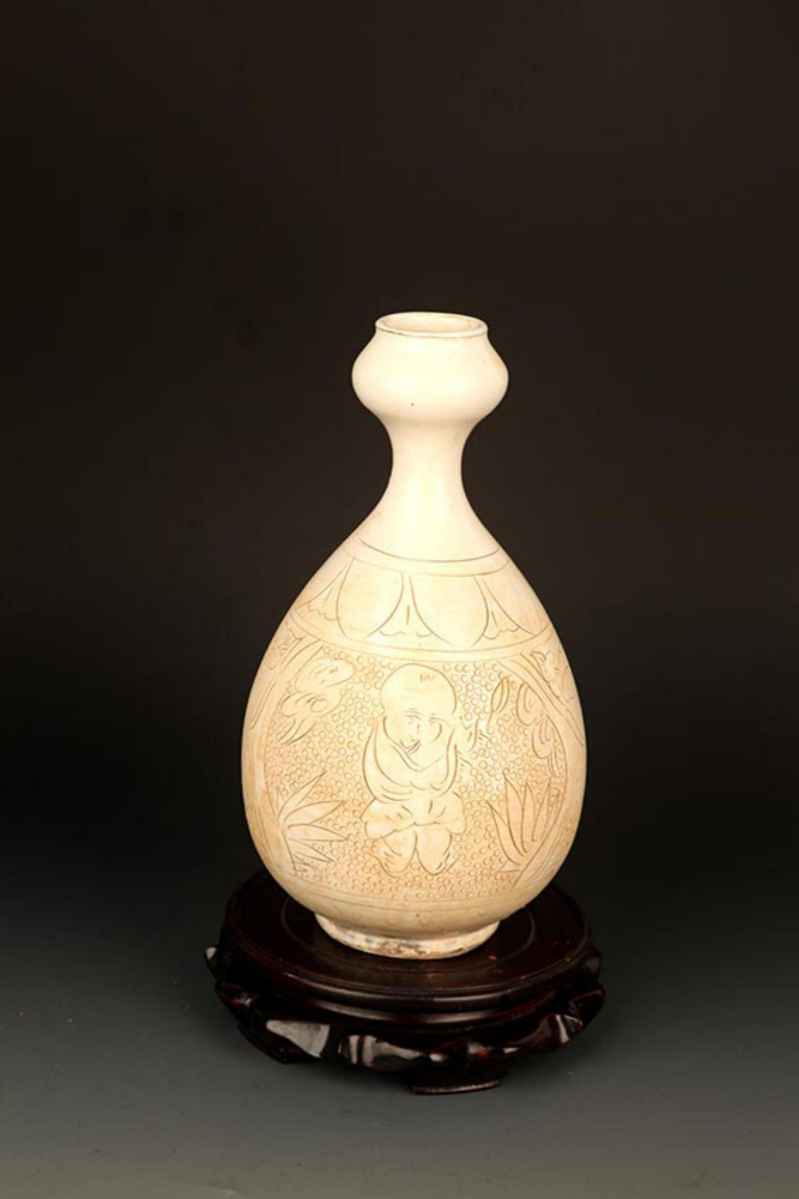 A CI ZHOU YAO BOY CARVING GARLIC HEAD BOTTLE: Song Dynasty Style, High: 11.5 inch; Diameter: 1.5 inch;