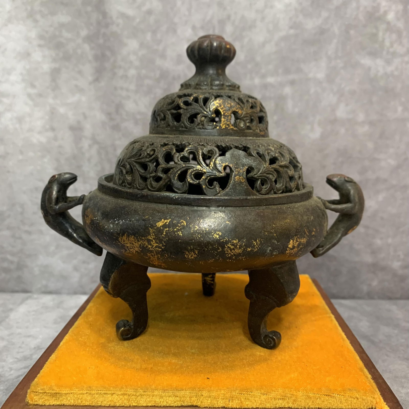 A FINE RUISHOU HANDLE STYLE BRONZE INCENSE BURNER (1 of 7)