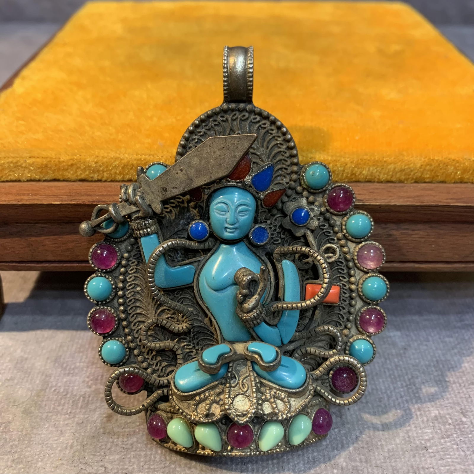 A FINE WHITE BRONZE MADE TIBETAN BUDDHIST PENDANT (1 of 2)