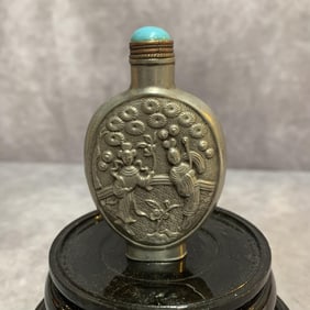 A FINELY CARVED WHITE BRONZE SNUFF BOTTLE