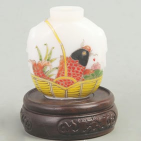 A FINE GLASS MADE SNUFF BOTTLE