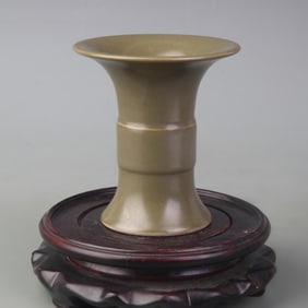 A SMALL FLOWER PORCELAIN VASE WITH TEA DUST GLAZE