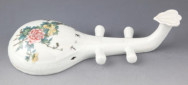 A FINE PORCELAIN LUTE PATTERN FIGURE