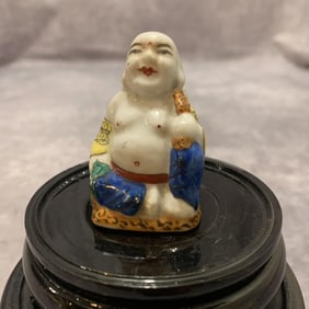 A FINE FAMILLE ROSE HUMAN FIGURE PORCELAIN SNUFF BOTTLE